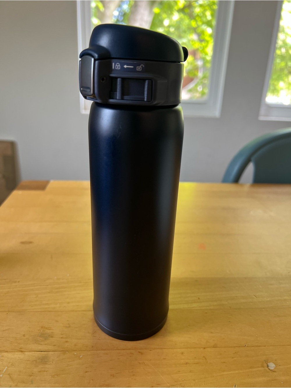 Zojirushi Blue Water Bottle, One-Touch Stainless Steel Mug, Seamless 0.60L